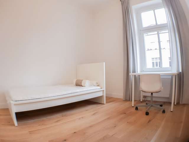 Zimmer in Wohnung mit 6 Schlafzimmern Mitte, Deutschland