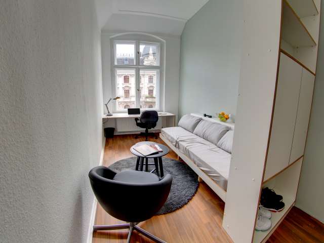 Helles Zimmer in 5-Zimmer-Wohnung in Schöneberg, Berlin