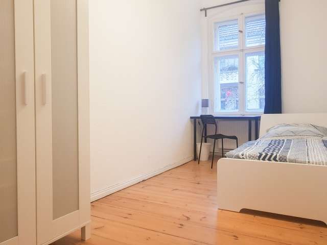 Zimmer zu vermieten in Wohnung mit 4 Schlafzimmern, Charlottenburg