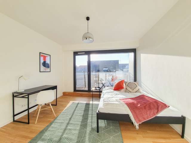 Helles Zimmer zu vermieten, Wohnung mit 5 Schlafzimmern, Mitte