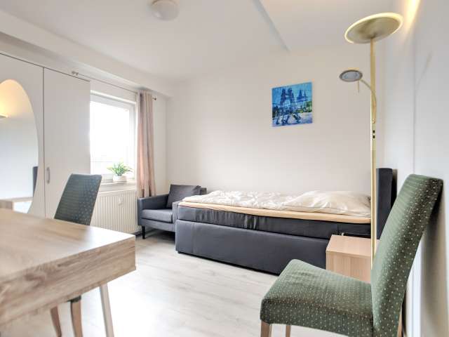 Modernes Zimmer in einem Apartment mit 3 Schlafzimmern in Mitte, Berlin