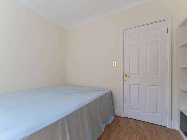 Bright room in 4-bedroom flatshare in City of Westminster