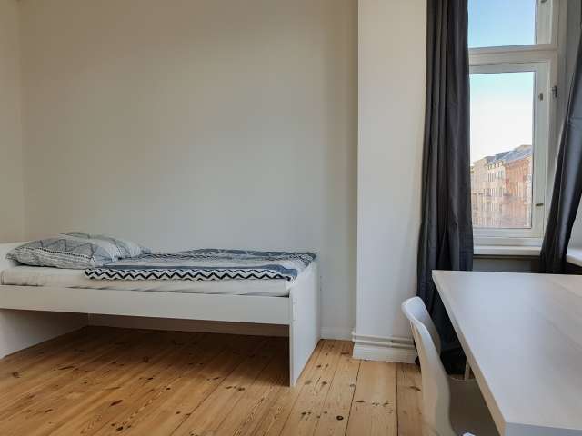 Geräumiges Zimmer in Wohnung mit 5 Schlafzimmern in Mitte, Berlin