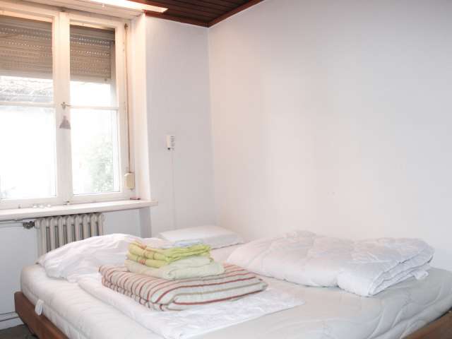 Zimmer zu vermieten in einer Wohnung mit 6 Schlafzimmern