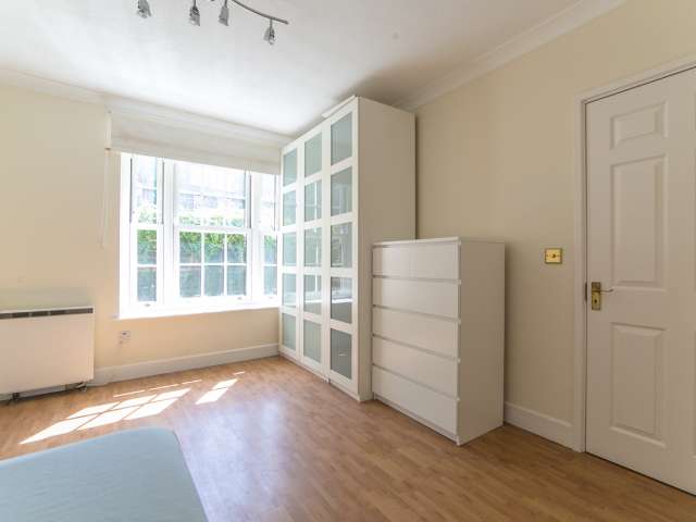 Spacious room in 4-bedroom flatshare in City of Westminster