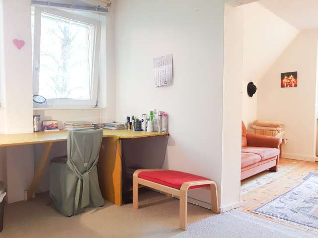 Zimmer zu vermieten in einer Wohnung mit 6 Schlafzimmern