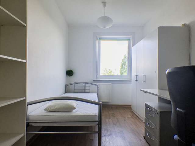 Leuchtender Raum in der Wohnung in Marzahn-Hellersdorf, Berlin