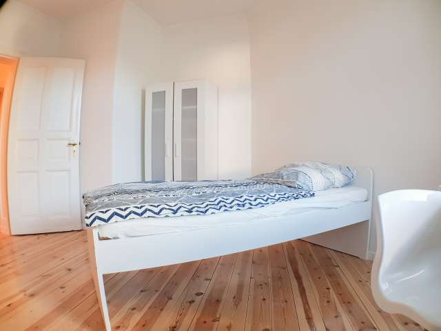 Offenes Zimmer in Wohnung mit 5 Schlafzimmern in Mitte, Berlin