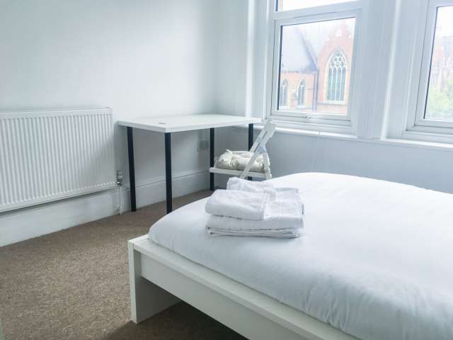 Fabulous room in 4-bedroom flat in Acton, London