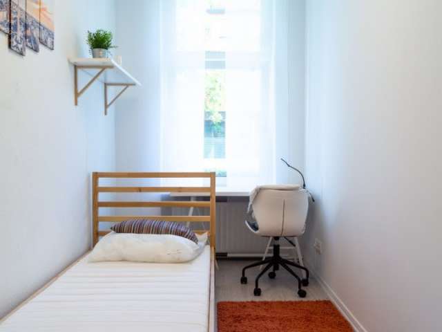 Gemütliches Zimmer in einer Wohnung mit 5 Schlafzimmern in Spandau, Berlin