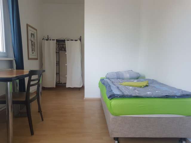 Balkonzimmer in 3 Zimmerwohnung in Mitte