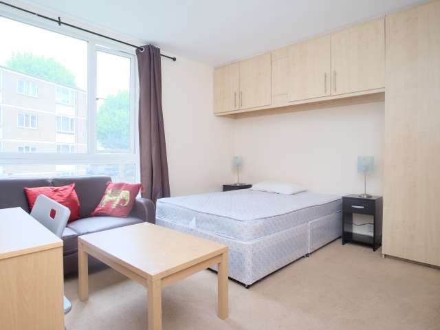 Huge room in 3-bedroom flatshare in Hammersmith, London