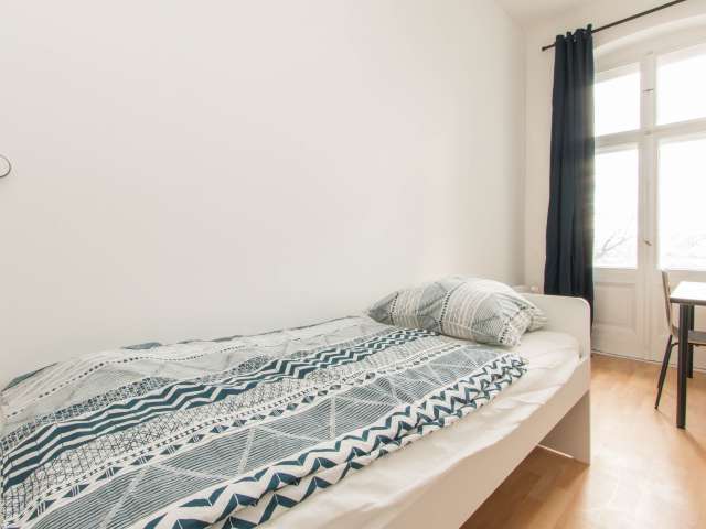 Helles Zimmer zur Miete in einer Wohnung mit 5 Schlafzimmern in Berlin