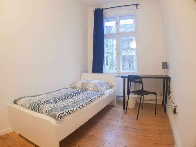 Zimmer zu vermieten in Wohnung mit 4 Schlafzimmern, Charlottenburg