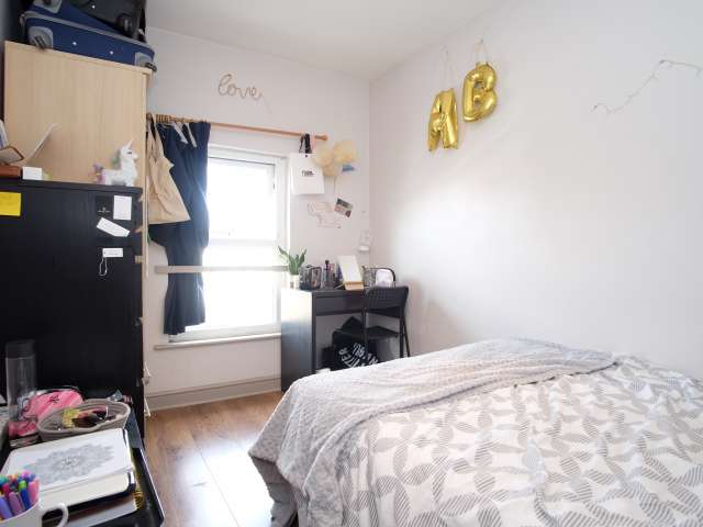 Furnished room in 3-bedroom flatshare in Hammersmith, London