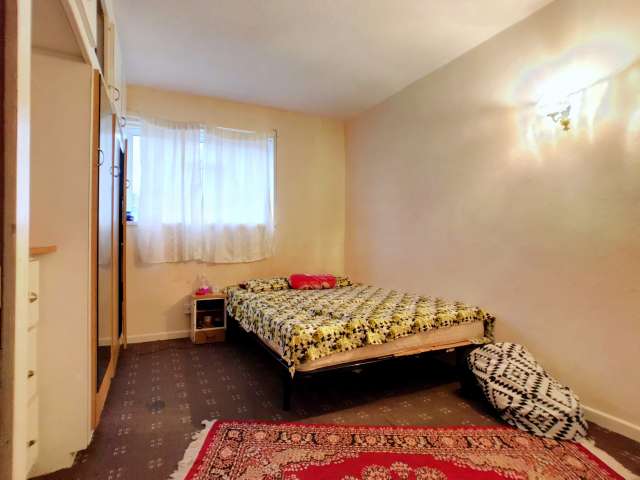 3-bedroom flat to rent in Poplar, London