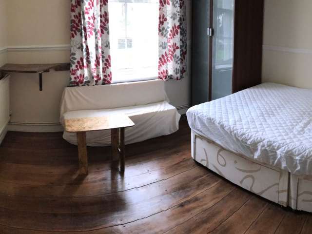Ideal room in 4-bedroom flat in Clapham, London