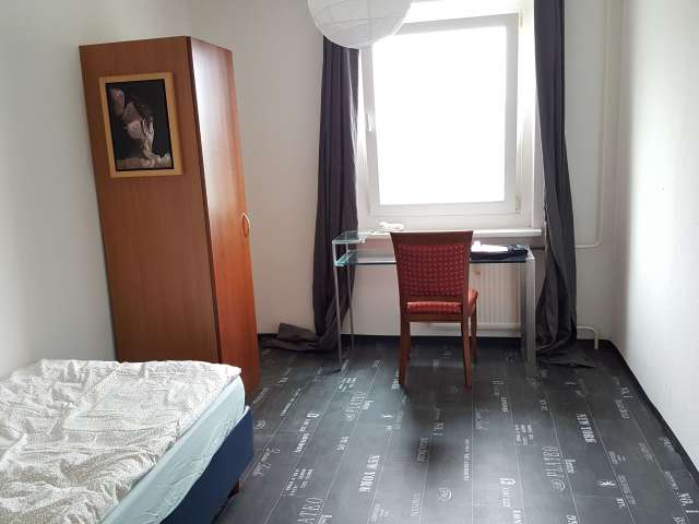 Sonniges Zimmer in Wohnung mit 3 Schlafzimmern in Friedrichshain