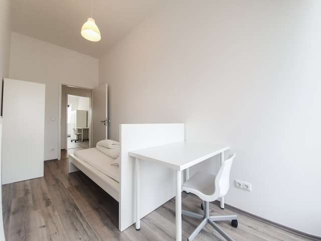 Zimmer zu vermieten in Wohnung mit 4 Schlafzimmern in Kreuzberg