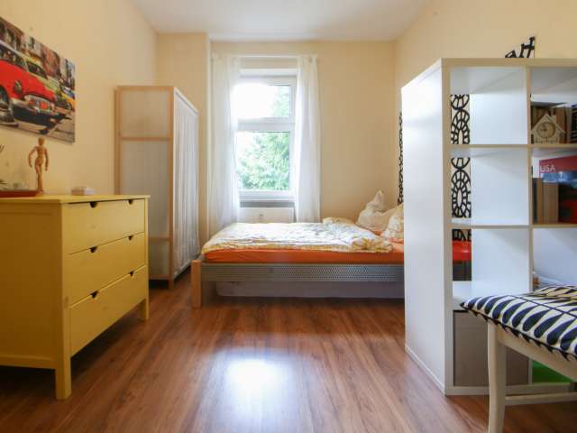 Farbenfrohes Zimmer in einer Wohnung in Reinickendorf, Berlin