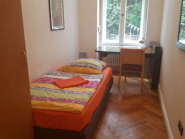 Zimmer zu vermieten in Wohnung mit 7 Schlafzimmern in Charlottenburg