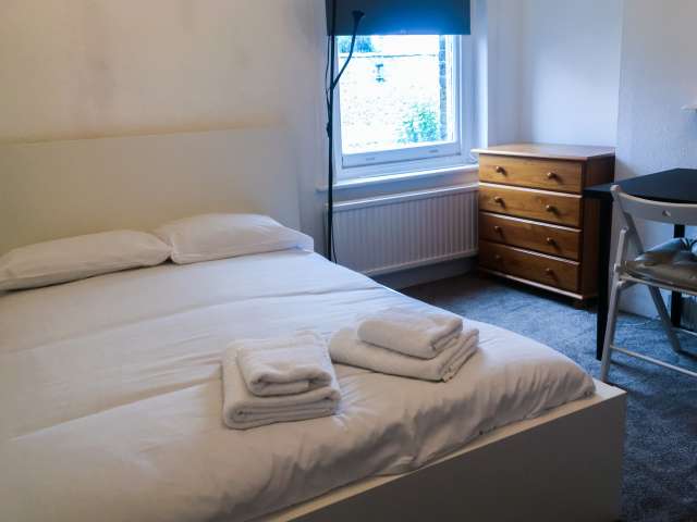 Spacious room in in 5-bedroom flatshare in Acton, London