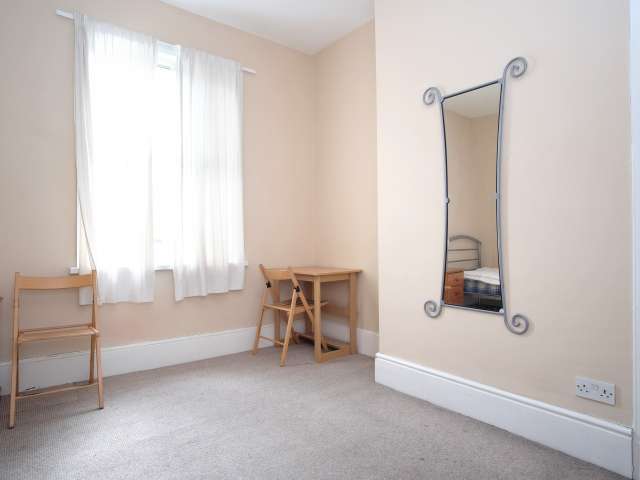 Good room in 5-bedroom flat in Newham, London