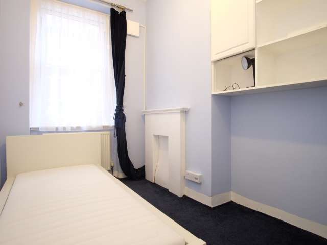 Cozy room in 3-bedroom flatshare in Camden, London