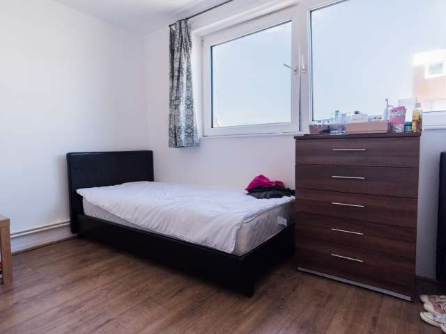 Cosy room to rent in 5-bedroom house in Hammersmith, London