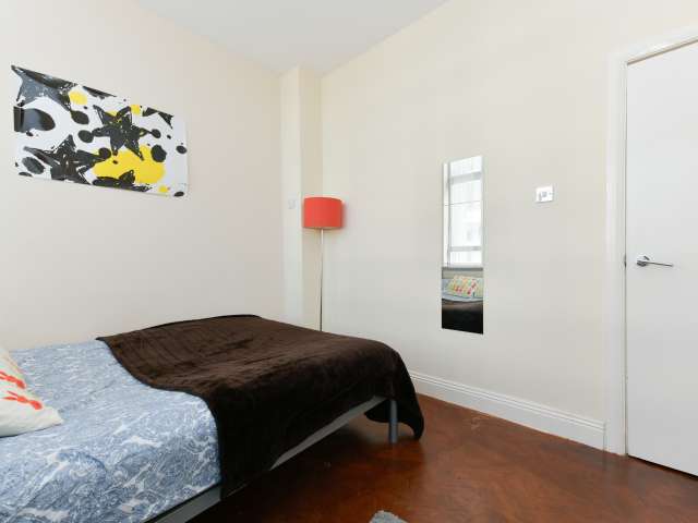 Bright room in 3-bedroom flatshare in Old Street, London