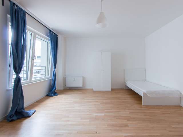 Zimmer zu vermieten in 8-Zimmer-Wohnung in Mitte, Berlin
