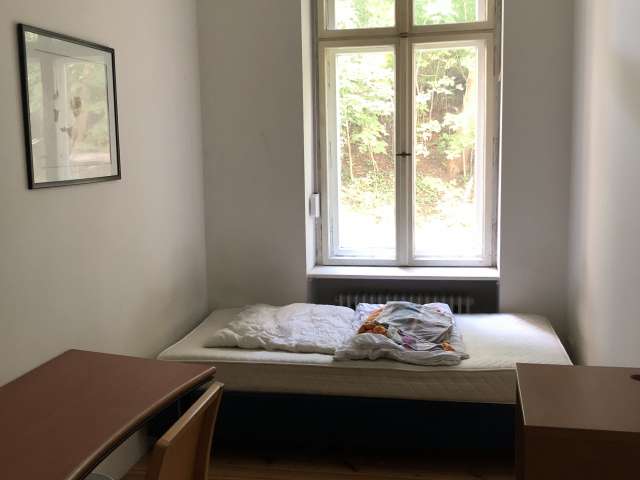 Zimmer zu vermieten in Wohnung mit 7 Schlafzimmern in Charlottenburg