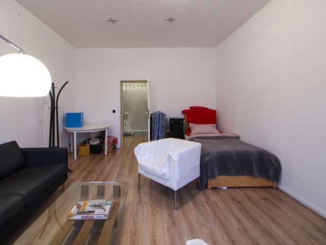 Zimmer mit Balkon in 3-Zimmer-Wohnung in Reinickendorf