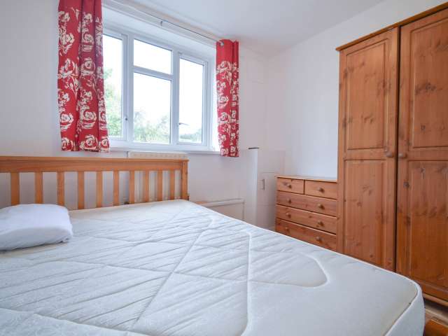Room to rent in a 5-bedroom flatshare in Putney, London