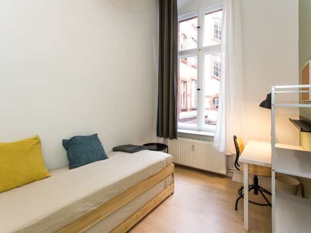 Gemütliches Zimmer zur Miete in einer Wohnung mit 7 Schlafzimmern, Mitte