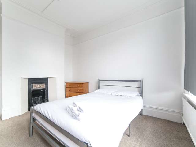 Rooms to rent in 5-bedroom flatshare in Acton, London