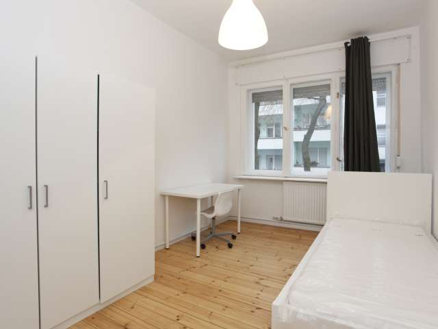 Gemütliches Zimmer in 3-Zimmer-Wohnung in Neukölln, Berlin