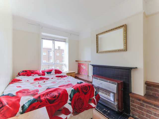 Bright room in 4-bedroom flat in Wimbledon, London