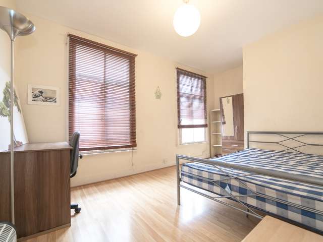 Huge room in flat in Westminster, London