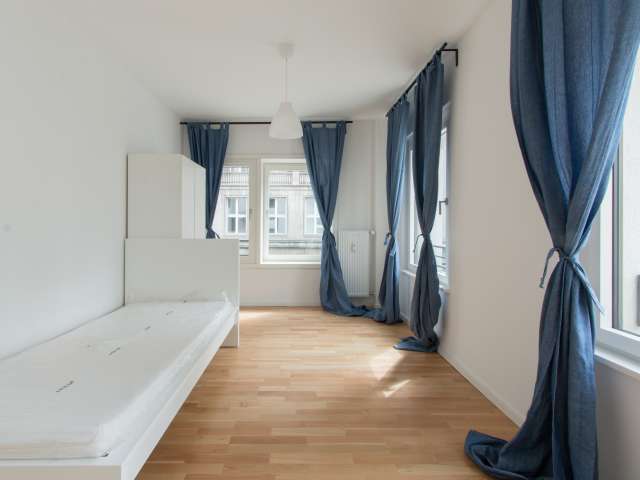 Helles Zimmer in 7-Zimmer-Wohnung in Mitte, Berlin