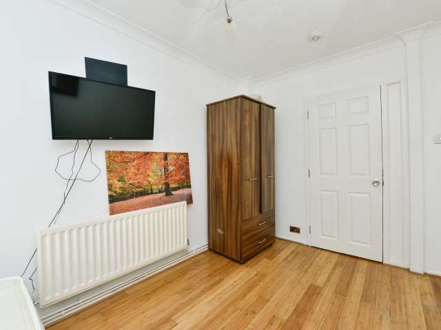 Furnished room in 5-bedroom houseshare in Roehampton, London