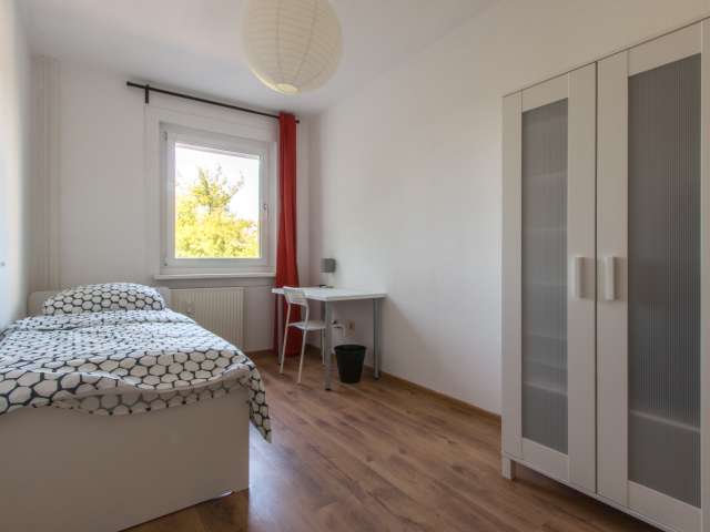 Einzelzimmer in 4-Zimmer-Wohnung in Lichtenberg, Berlin