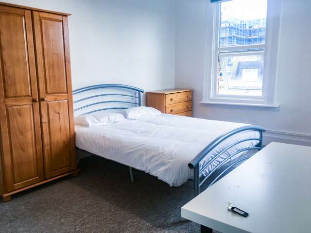 Large room in 4-bedroom flat in Acton, London