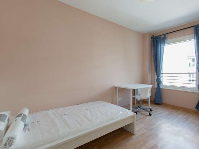 Geräumiges Zimmer in 5-Zimmer-Wohnung in Mitte, Berlin