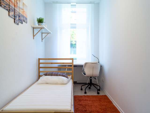 Gemütliches Zimmer in einer Wohnung mit 5 Schlafzimmern in Spandau, Berlin