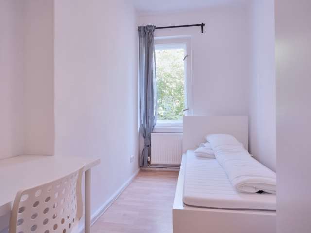 Bescheidenes Zimmer zur Miete in einer Wohnung mit 3 Schlafzimmern in Britz