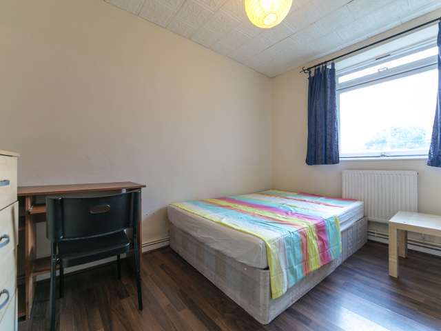 Bright room for rent in Wapping, London