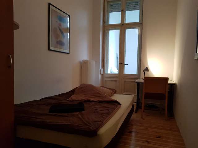 Zimmer zu vermieten in Wohnung mit 7 Schlafzimmern in Charlottenburg