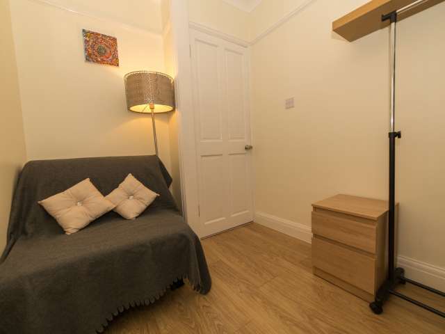Big room in great 5-bedroom flat in Edmonton, London