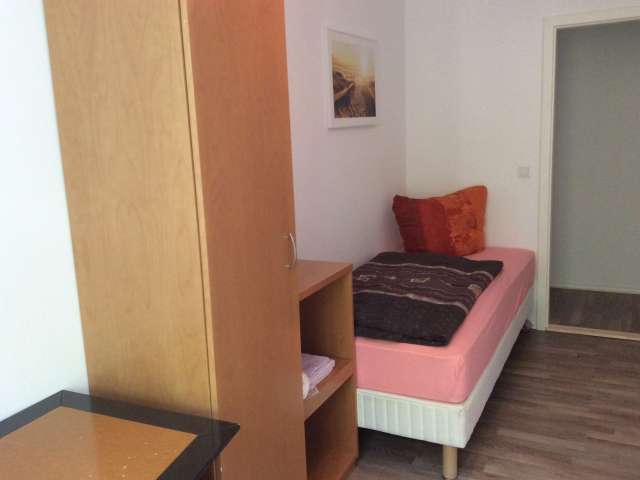 Zimmer zu vermieten in 4-Zimmer-Wohnung in Wrangelkiez